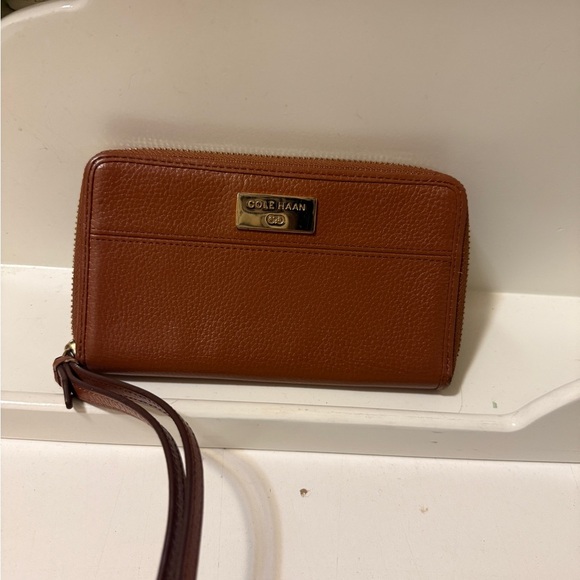 Cole Haan Tan Leather Wallet with Sleek Design - Picture 2 of 14